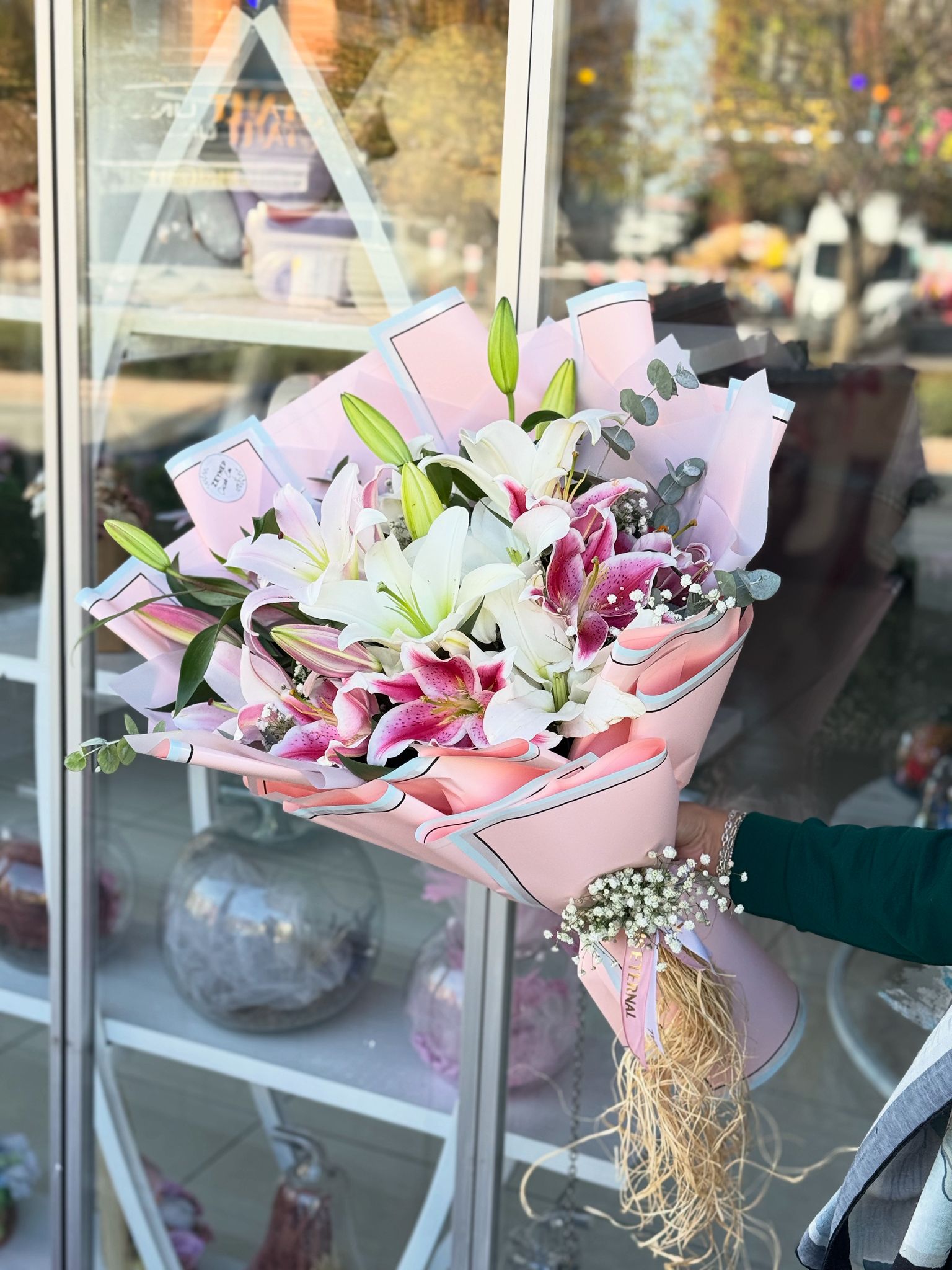 Pembe beyaz lilyum buketi