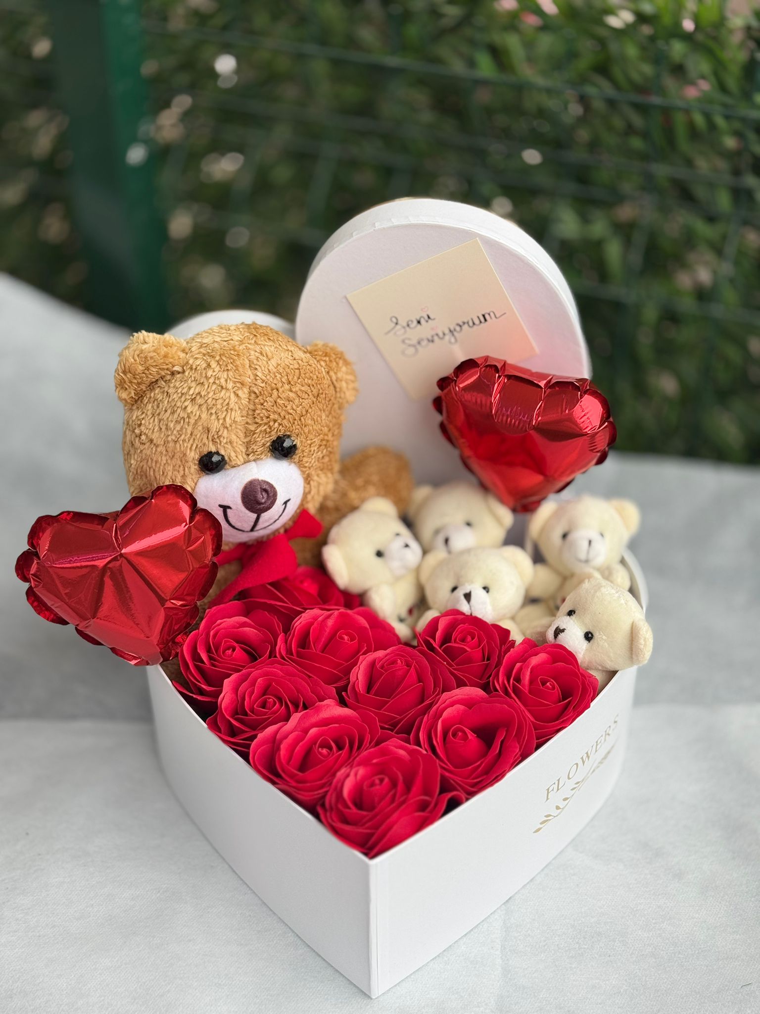 Kutuda Güller Ve Ayıcık