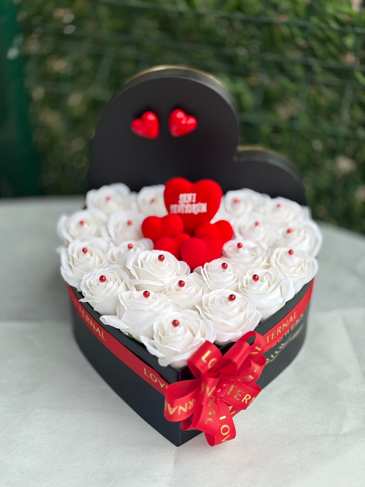 Kutuda Yapay Beyaz Güller