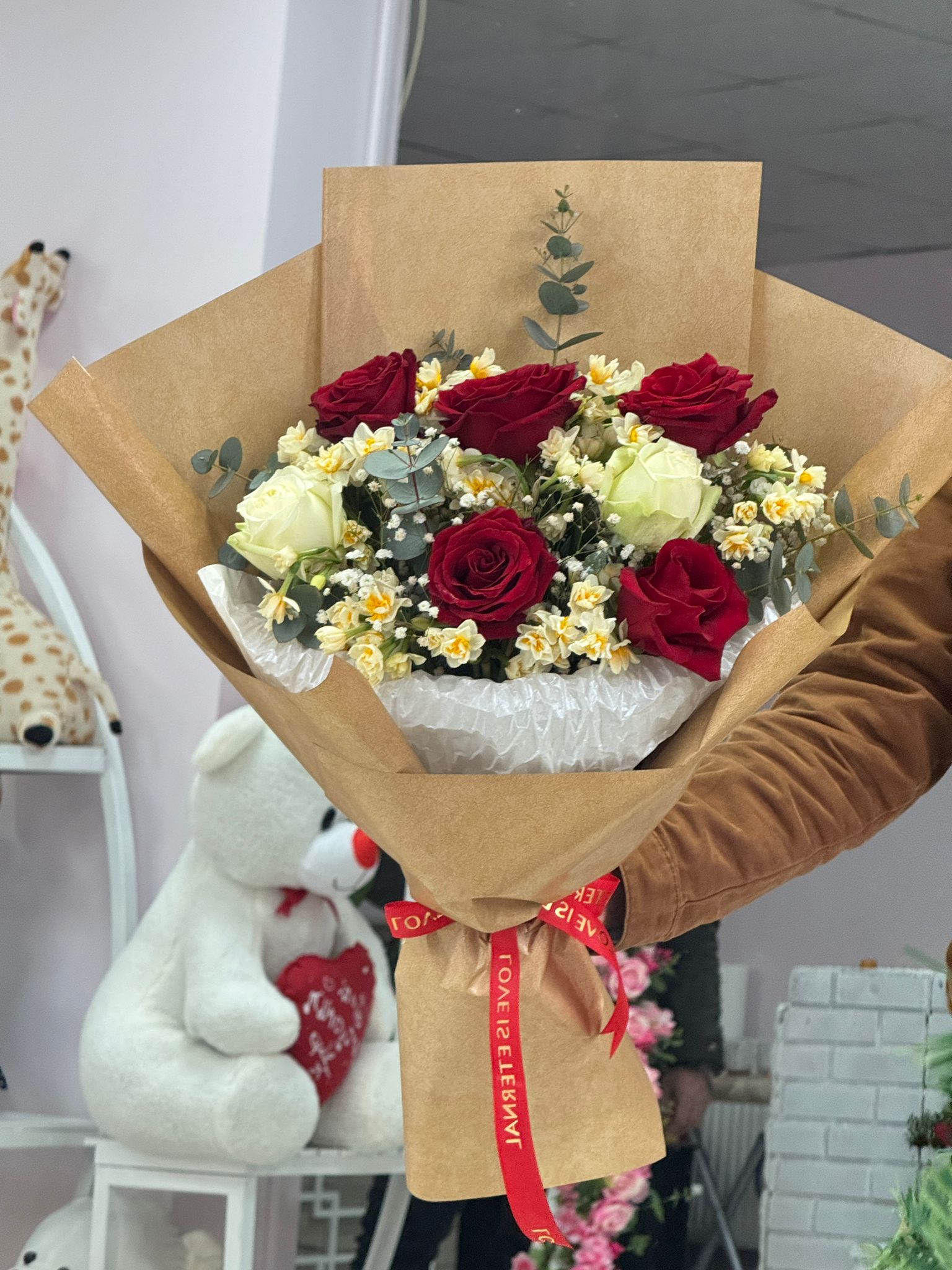 Beyaz Kırmızı Gül Ve Nergis Buketi