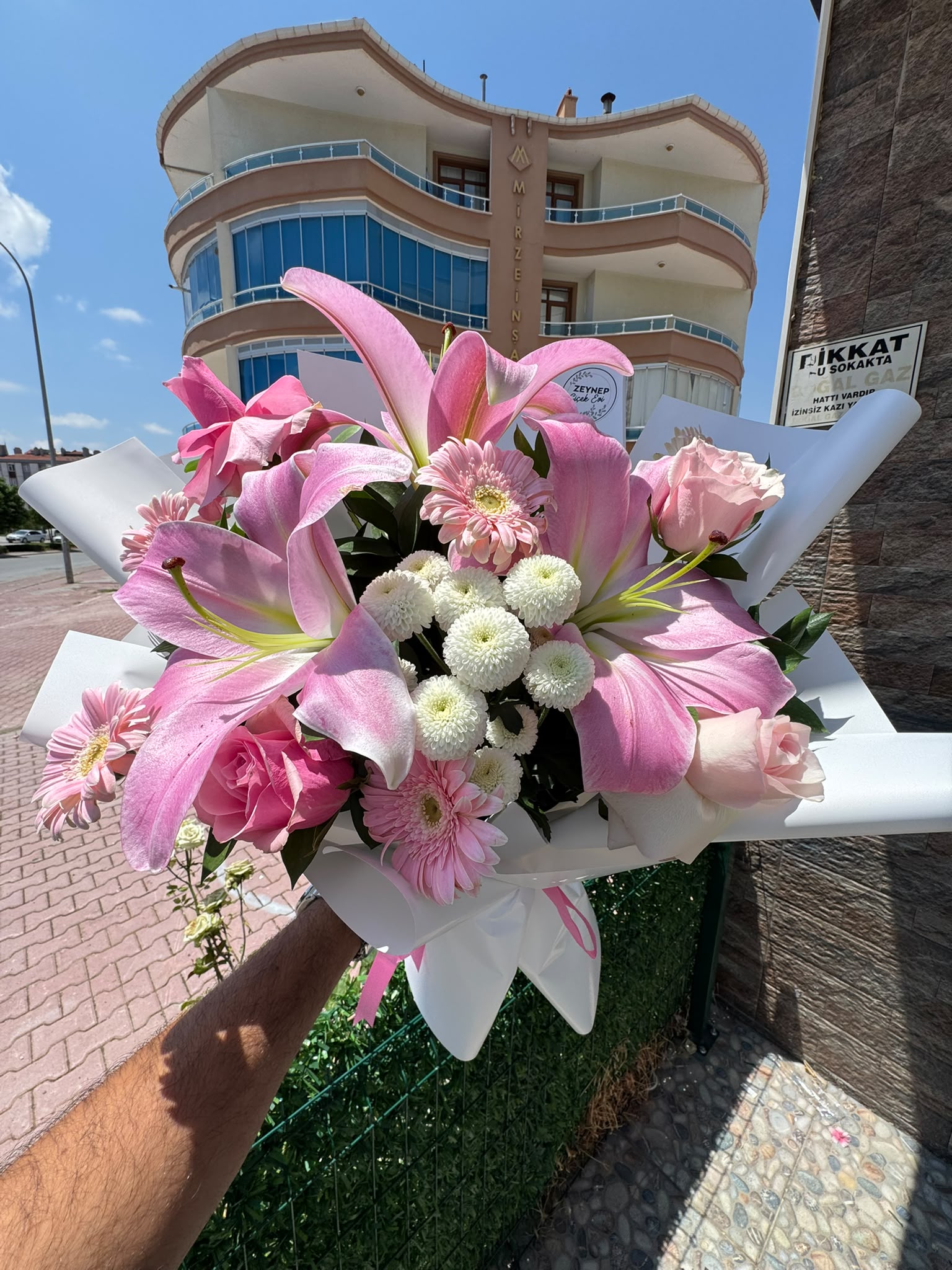 Pembe Lilyum ve Gül Buketi